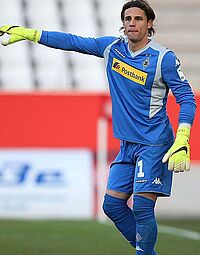 <div class=bu>Yann Sommer (Gladbach) gewinnt den Goldenen Handschuh 2014/15 (Foto Firo)</div>