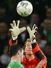 <b>Jens Lehmann bereitet sich auf das Fangen des Balles nach einer Ecke vor (firo)</b>