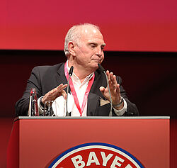 Ehrenpräsident Uli Hoeneß: "Schlimmste Veranstaltung, die ich je beim FC Bayern erlebt habe" (foto: firo)