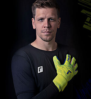 Wojciech Szczęsny mit dem reusch Pure Contact Torwarthandschuh