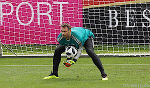 Packt wieder sicher zu: Die deutsche Nummer Eins - Manuel Neuer (Foto: firo)
