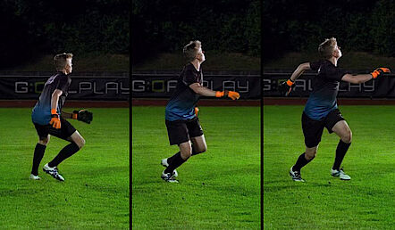 - Schritt mit ballnahem Fuß in Laufrichtung (seitlich-hinten)
- Blick zum Ball
- Vorwärtslauf zur Stelle der Ballaktion (F/A/F)
- Blick zum Ball