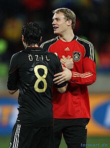 Neuer freut sich mit Özil (firo)