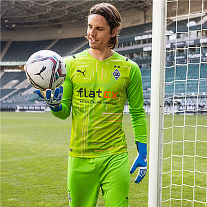 Yann Sommer mit Puma Torwarthandschuhen