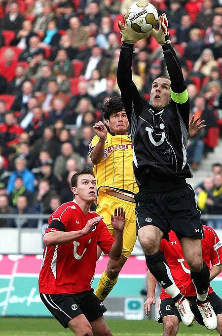 <b><i>Robert Enke holt den Spieltagseig (Foto Firo)</i></b>