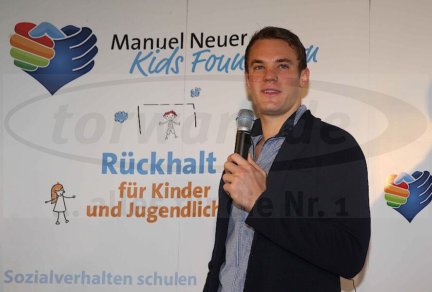 Torwart De Torwarthandschuhe Torwarttraining Alles Fur Die Nummer 1 Torwartausrustung Manuel Neuer Kids Foundation