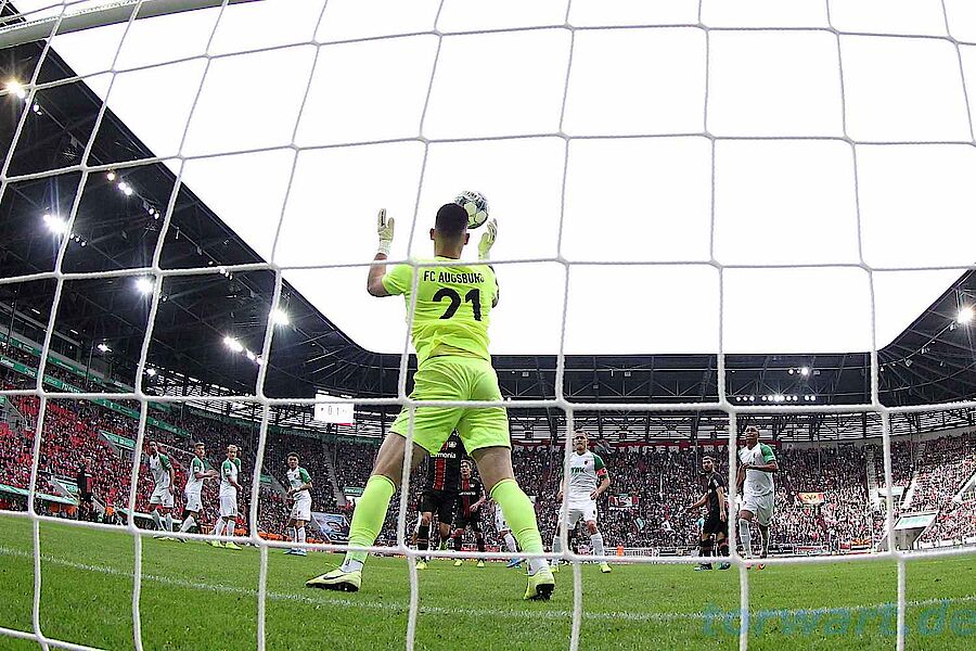 6 Spieltag Bundesliga Saison 19 Fc Augsburg Bayer 04 Leverkusen Torhuter Tomas Koubek Und Lukas Hradecky Getragene Torwarthandschuhmarken Von Reusch Und Uhlsport Torwartanalysen Fotostrecken Und Statistiken Fc Augsburg Bayer 04